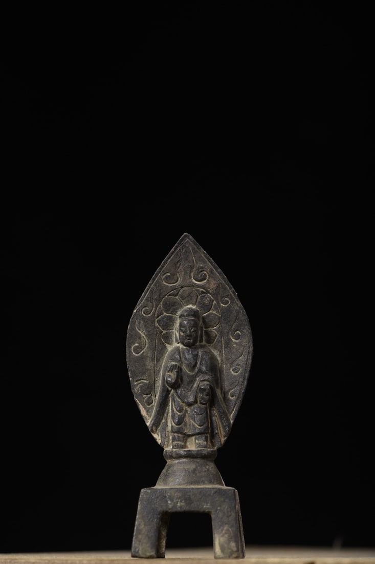 Buddhist statues from the Northern Wei Dynasty engraved in bronze: A Buddhist statue from the Northern Wei Dynasty, engraved in bronze, measuring 11.5cm in height, 4cm in width, 3cm in thickness, and weighing 185g. Provenance:A notable private collector in Kensington