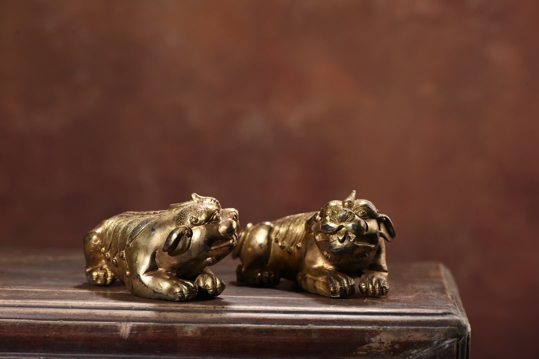 A pair of golden Pixiu (1 of 8)