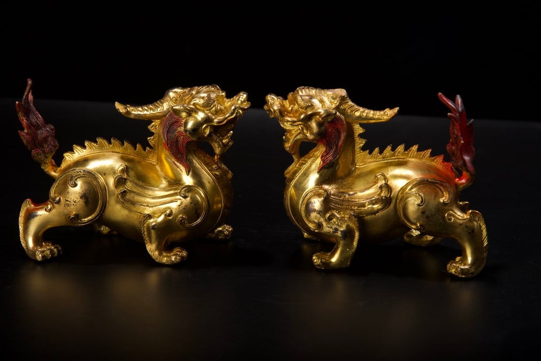 A pair of golden Pixiu: A pair of gold Pixiu, each measuring 14cm in length, 7.5cm in width, and 11cm in height, with a total weight of 1905 grams. Provenance:A notable private collector in Kensington, London, United Kingdom