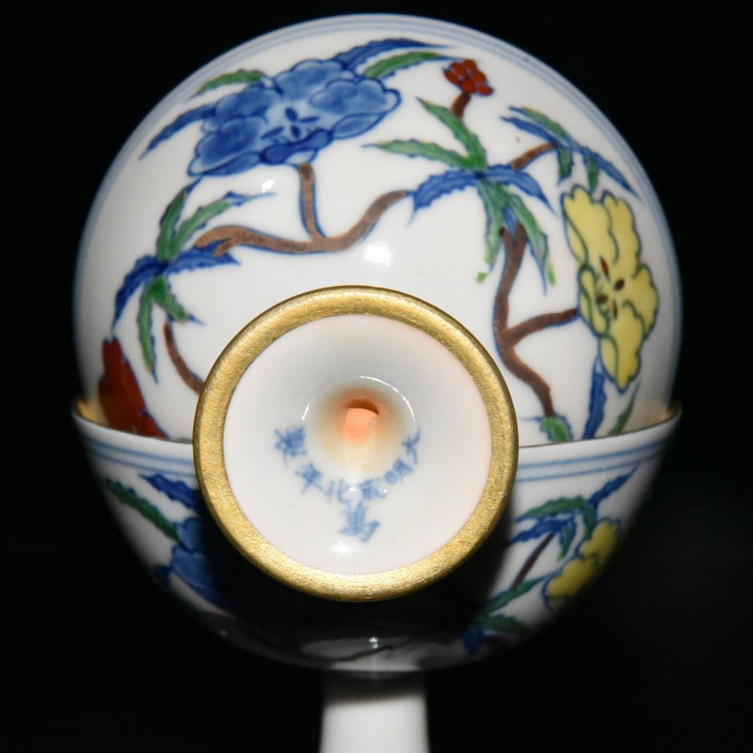 A pair of red-bodied doucai (enamel overglaze) goblets with gold hibiscus design from the Chenghua: A pair of red-bodied doucai (enamel overglaze) goblets with gold hibiscus design from the Chenghua period of the Ming Dynasty, 6.8 x 8.4 cm. Provenance:Private collection from a professor in Universit