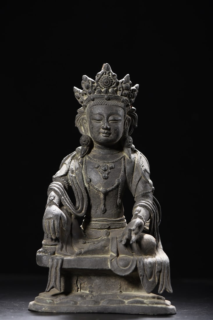 Copper Guanyin statue: A bronze Guanyin statue, measuring 24cm in height, 14cm in width, and 9cm in thickness, weighing 2515 grams. Provenance:Private collection from a professor in University of York. Our cooperative logis