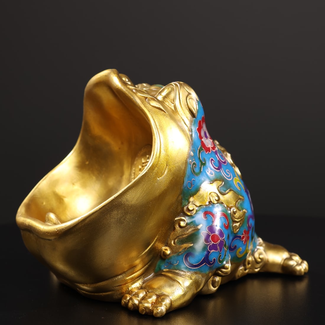 Collector's item: a pure copper cloisonne enamel ornament depicting a lucky toad.: This is a rare pure copper cloisonne ornament featuring a lucky toad. It is well-proportioned, decorated with cloisonne enamel, and has a unique shape. The large-mouthed mythical beast is exquisitely