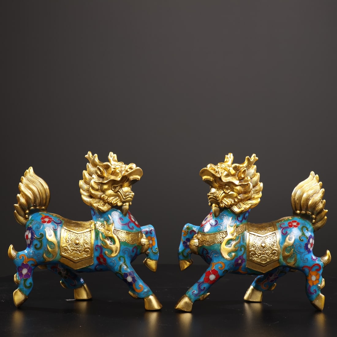 Collector's item: a pure copper cloisonne bronze ornament depicting a lucky Qilin (mythical: rare pure copper cloisonne enamel ornament, featuring a lucky qilin (a mythical creature), made of pure copper filigree enamel. The qilin is a unique and exquisitely crafted mythical beast, with delic