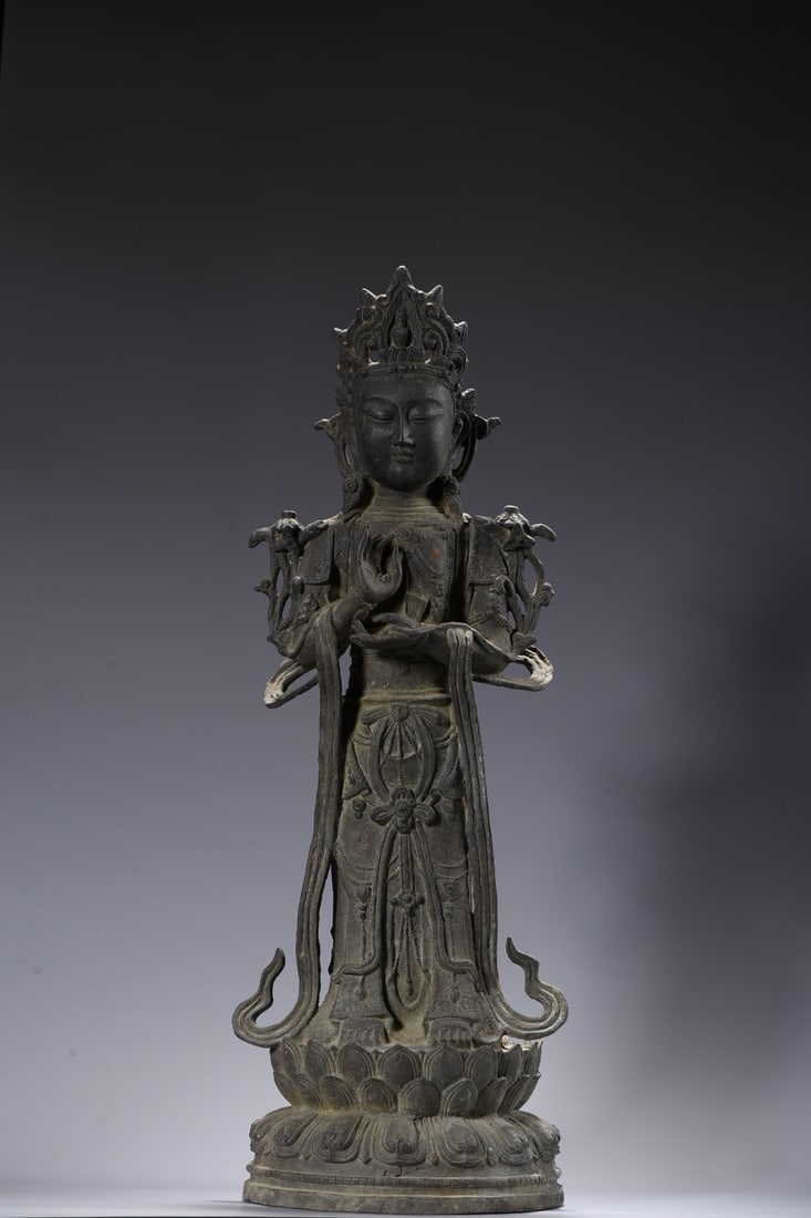 Standing Guanyin Bodhisattva statue in Ming style, engraved in bronze (1 of 9)