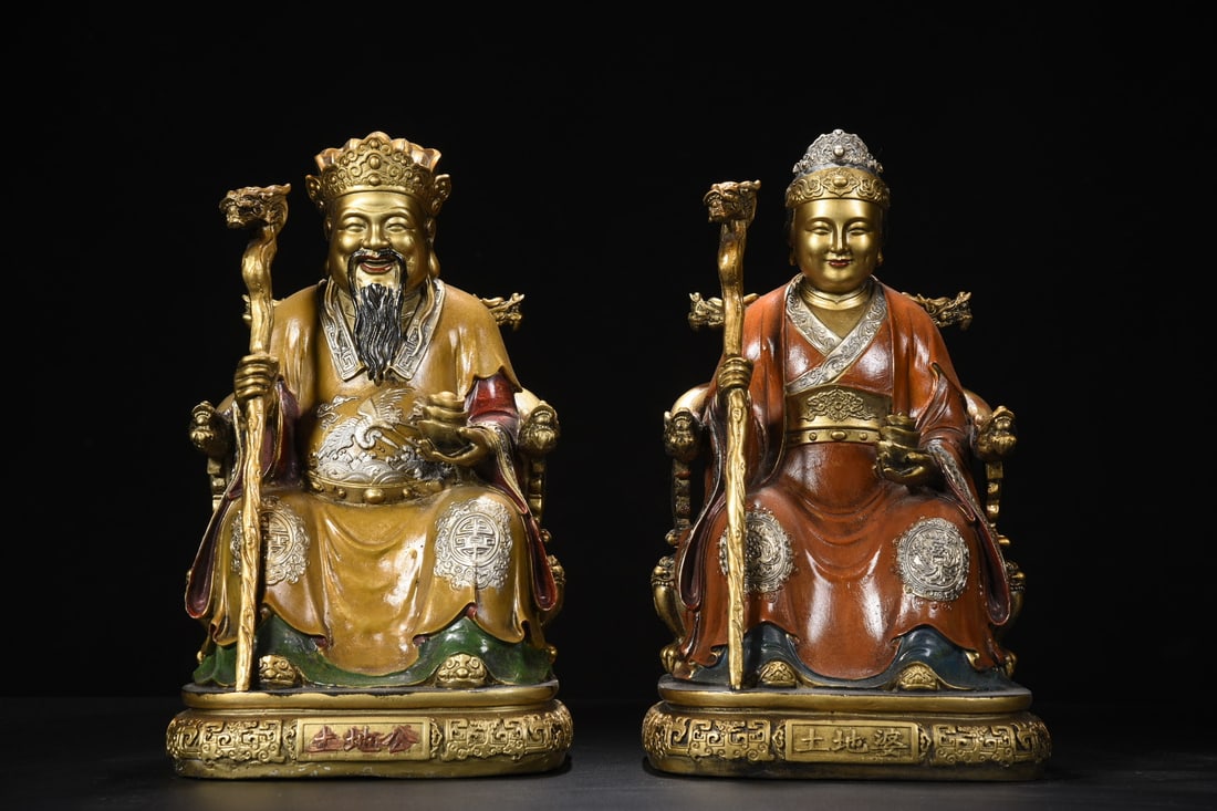 Copper painted statues of the Earth God and Earth Goddess: The bronze painted statues of the Earth God and Earth Goddess are 30cm high, 18cm wide, and 15cm thick, with a total weight of 10,500g. Provenance:from the collection of George Stopher, Kent, purchase