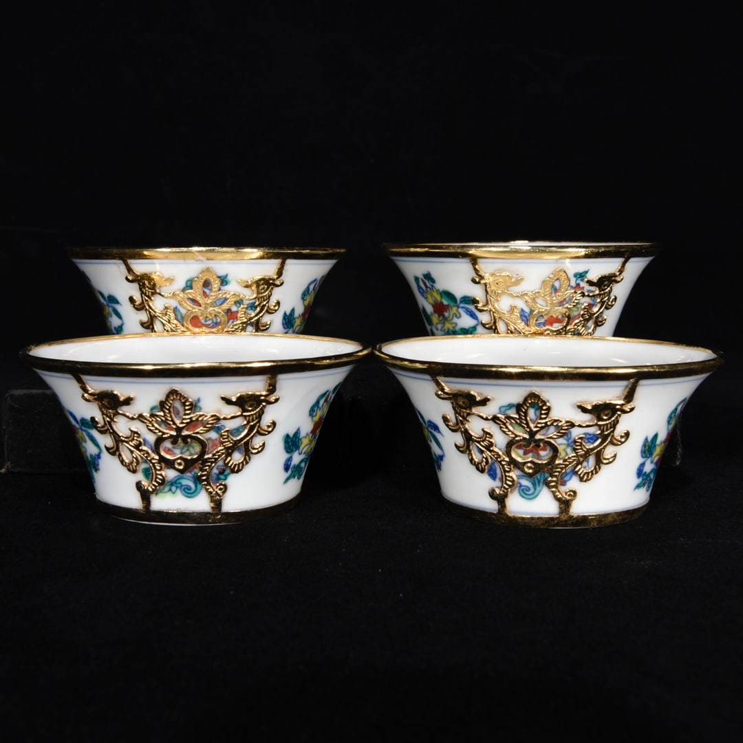 Ming Chenghua gilt-enamel floral cup: A Ming Dynasty Chenghua period gilt-enamel floral cup, 4.5 x 9.2 cm. Provenance:Private collection from a professor in University of Nottingham. Our cooperative logistics services provider expertly ha