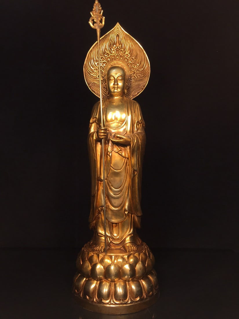 Golden-belted, haloed Ksitigarbha Bodhisattva statue: This is a Ksitigarbha Bodhisattva statue with a gold belt and halo. It is exquisitely crafted with a thick patina. It measures 13.5cm in width, 48cm in height, and 13cm in thickness, and weighs approx