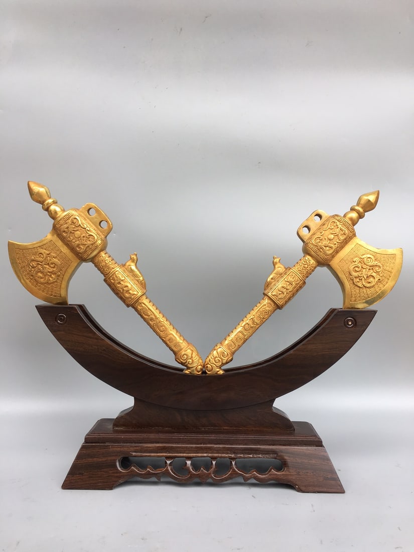 Golden Axe: The gold axe has a unique shape, exquisite craftsmanship, and a thick patina. Its dimensions are shown in the picture, and each piece weighs approximately 700 grams. The rosewood knife handle weighs a