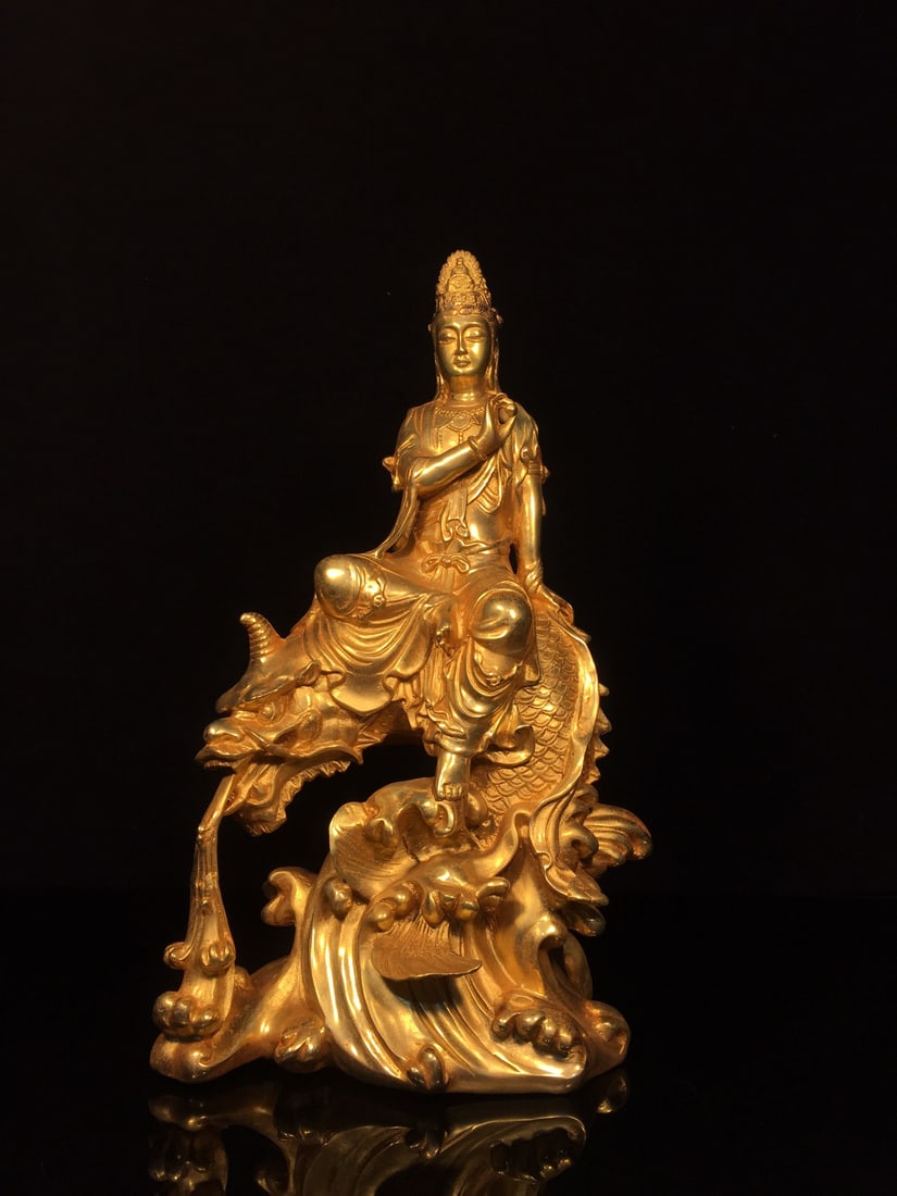 Golden Dragon-Riding Guanyin Bodhisattva Statue: This gold-plated Guanyin Bodhisattva statue, riding a dragon, is exquisitely crafted with a thick patina. It measures 18cm in width, 34cm in height, and 10cm in thickness, and weighs approximately 240