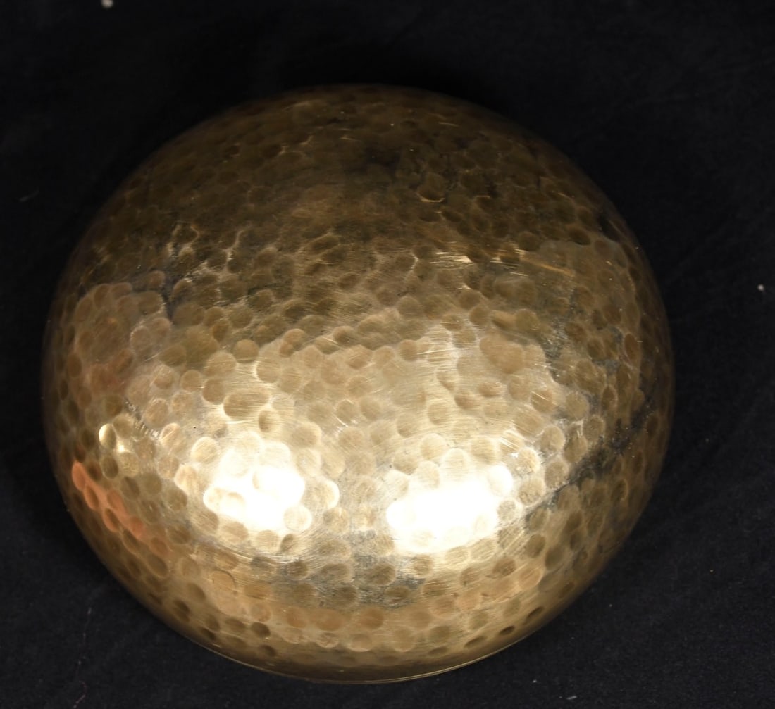 Tibetan Buddhist chanting bowls and bells, handcrafted from Nepalese copper, feature hammered: This Tibetan-style Nepalese bronze bowl, handcrafted with hammered patterns, is a Buddhist chanting vessel suitable for home and Buddhist shrines. It measures 8.5 cm in height, 14.5 cm in diameter, an