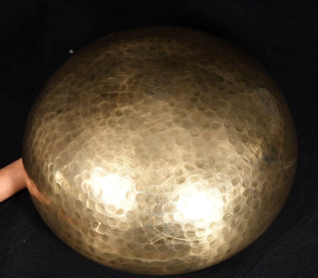 Tibetan Buddhist chanting bowls and bells, handcrafted from Nepalese copper, feature hammered: This Tibetan-style Nepalese bronze bowl, handcrafted with hammered patterns, is a Buddhist chanting vessel suitable for home and Buddhist shrines. It measures 10 cm in height, 16 cm in diameter, and w