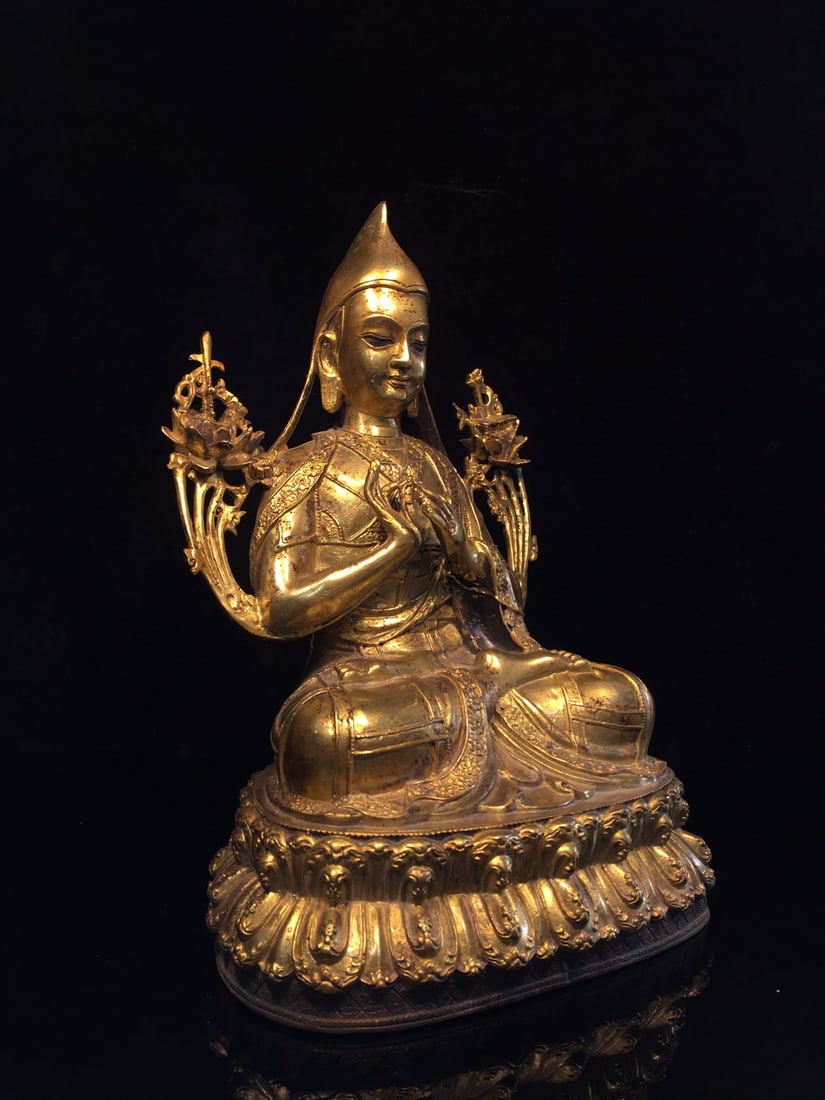 Exquisitely crafted pure copper Arhat: This is a finely crafted pure copper Arhat, with exquisite workmanship and an antique patina. Dimensions: 16cm wide, 24cm high, 10cm thick, and weighing approximately 1900g. Provenance:Private collect