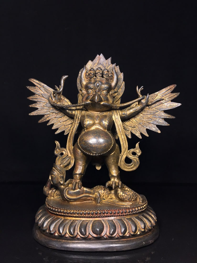 Exquisitely crafted pure copper Garuda (Chinese eagle): This is a finely crafted pure copper Garuda, with exquisite workmanship, unique shape, and an antique patina. It measures 26cm in width, 28.5cm in height, and 9.5cm in thickness, and weighs approximat