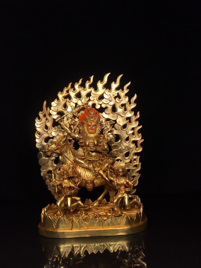 Golden-faced Lakshmi Buddha statue: This is a gold-painted auspicious goddess Buddha statue. It is exquisitely crafted with a thick patina. It measures 23cm in width, 31cm in height, and 11.5cm in thickness, and weighs approximately 300