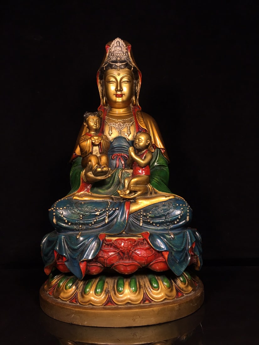 Exquisitely crafted pure copper painted Guanyin Bodhisattva statue: This is a finely crafted pure copper painted Guanyin Bodhisattva statue, with exquisite workmanship and a thick patina. It measures 23cm in width, 39cm in height, and 20cm in thickness, and weighs app