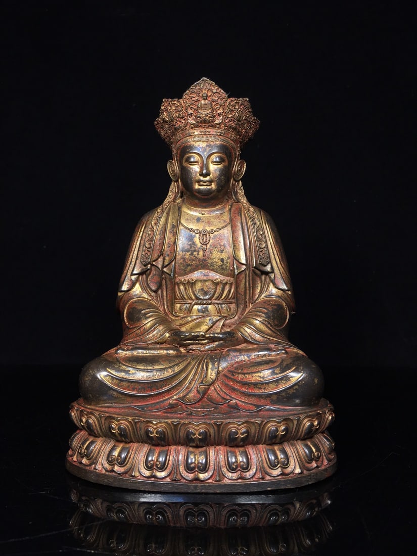 Exquisitely crafted pure copper Guanyin Bodhisattva statue: This is a finely crafted pure copper Guanyin Bodhisattva statue. It is exquisitely made with an antique patina. It measures 14cm in width, 22cm in height, and 11cm in thickness, and weighs approximate