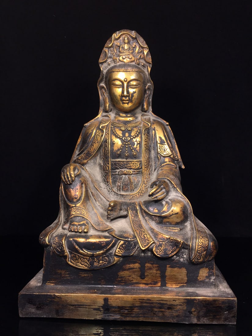 Exquisitely crafted pure copper Guanyin Bodhisattva statue: This is a finely crafted pure copper Guanyin Bodhisattva statue. It is exquisitely made with an antique patina. It measures 24.5cm in width, 37cm in height, and 15cm in thickness, and weighs approxima