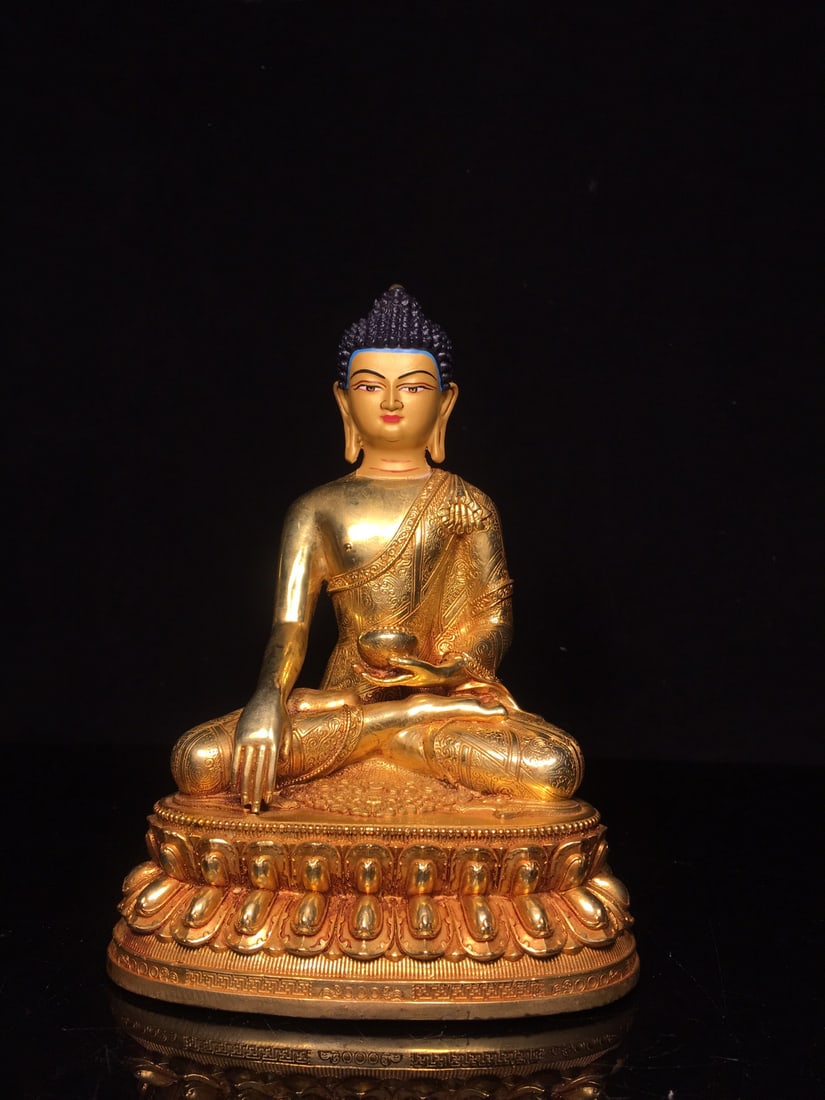 Nepalese craft gold-painted face Shakyamuni Buddha statue: This Nepalese gold-painted Shakyamuni Buddha statue is exquisitely crafted with a thick patina. It measures 14cm in width, 20.5cm in height, and 10.5cm in thickness, and weighs approximately 800g. Pro