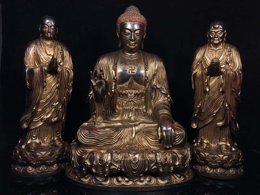 Exquisitely crafted pure copper Shakyamuni Buddha statue with one master and two disciples: This is a finely crafted pure copper Shakyamuni Buddha statue featuring one master and two disciples. The workmanship is exquisite, and the statue has a rich, aged patina. The Shakyamuni Buddha statue