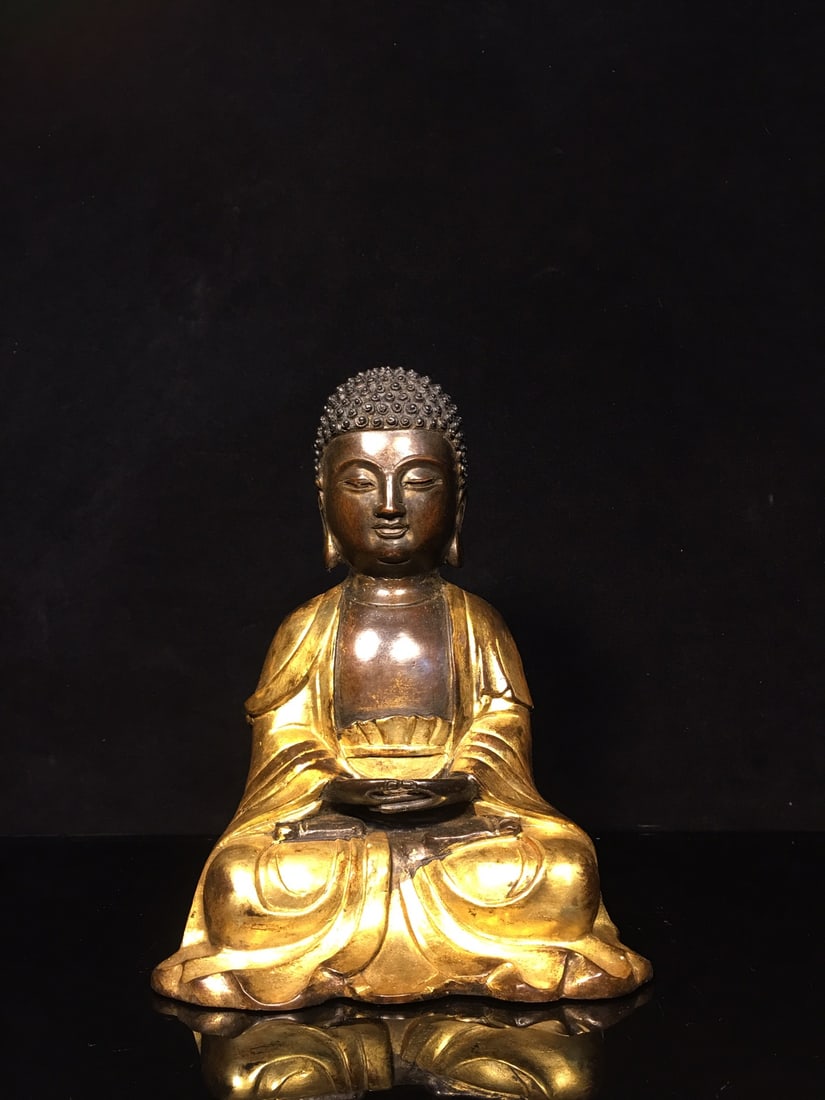 Golden Shakyamuni Buddha Statue: This gold-plated Shakyamuni Buddha statue is exquisitely crafted with a thick patina. Its dimensions are as shown in the picture, weighing approximately 2200g and measuring 24x7cm. Provenance:Private