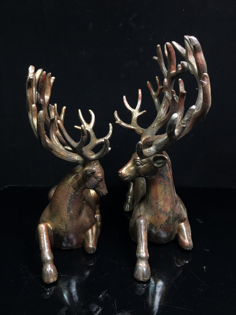 Exquisitely crafted pure copper sika deer: These are exquisitely crafted pure copper sika deer, with unique shapes, beautiful workmanship, and a thick patina. The dimensions are shown in the picture. A pair weighs approximately 3600g and measu