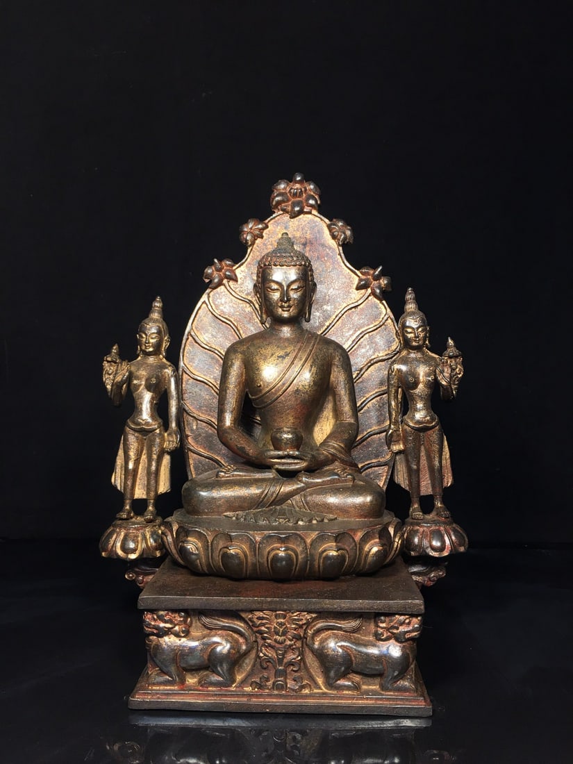 Exquisitely crafted pure copper Northern Wei Dynasty Buddhist statue: This is a finely crafted pure bronze Buddha statue from the Northern Wei Dynasty. It is exquisitely made with an antique patina. It measures 23.5cm in width, 30.5cm in height, and 13.5cm in thickness,