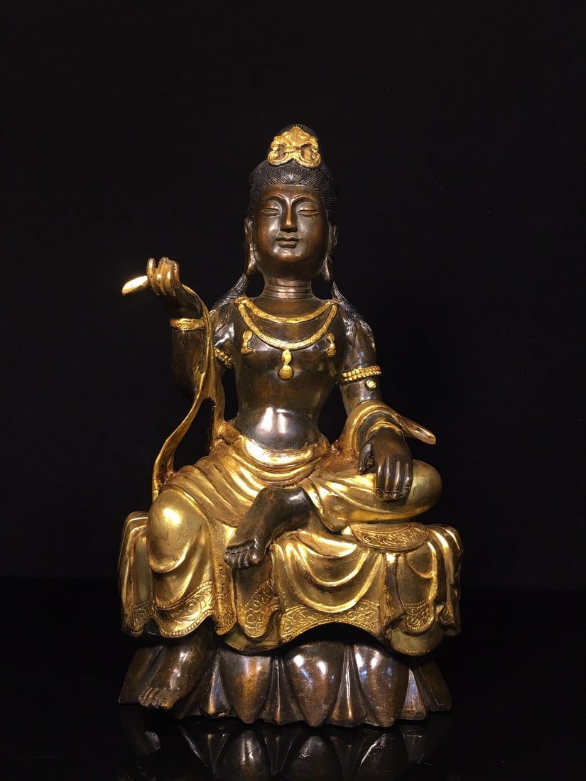 Golden Free and Easy Guanyin Bodhisattva Statue: This is a gold-plated Guanyin Bodhisattva statue. It is exquisitely crafted with a thick patina. Its dimensions are 17cm wide, 32cm high, and 10cm thick, and it weighs approximately 2700g. Provenance: