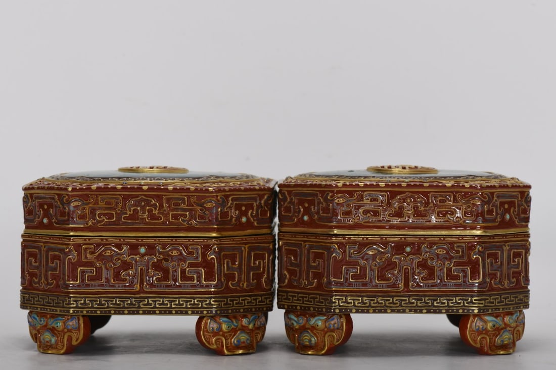 Qing Dynasty, Qianlong period, enamel-painted, gold and silver inlaid window with poem and: A Qing Dynasty Qianlong period enamel-painted, gold- and silver-carved square lid with a poem and window design. It is 8.3 cm high, 11.8 cm in diameter at the mouth, and 11.8 cm in diameter at the bas