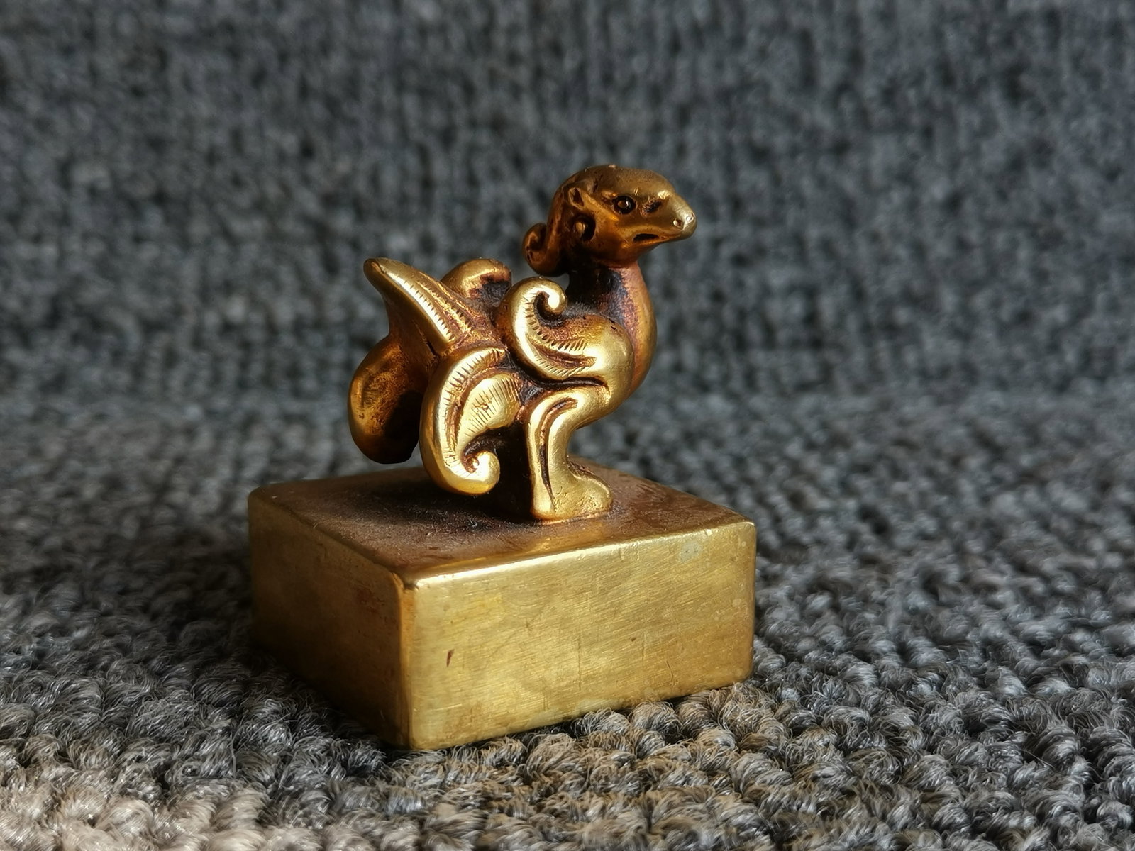 Gold Seal with Kui Phoenix Knob: This gold seal with a kui-phoenix knob is 3.8 cm high, 3 cm long and wide, and weighs 129.4 grams. The seal body, cast in gold, is square and substantial, with a rich and deep color. The kui-phoenix o