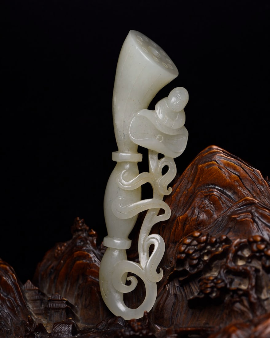 Hetian jade rose three levels: Hetian jade upgraded three grades. Specifications: 11x2.9x2.2cm, weight 53g. The jade is warm and delicate, with natural color patina. The carving is skillful, the skin and patina are first-class, the