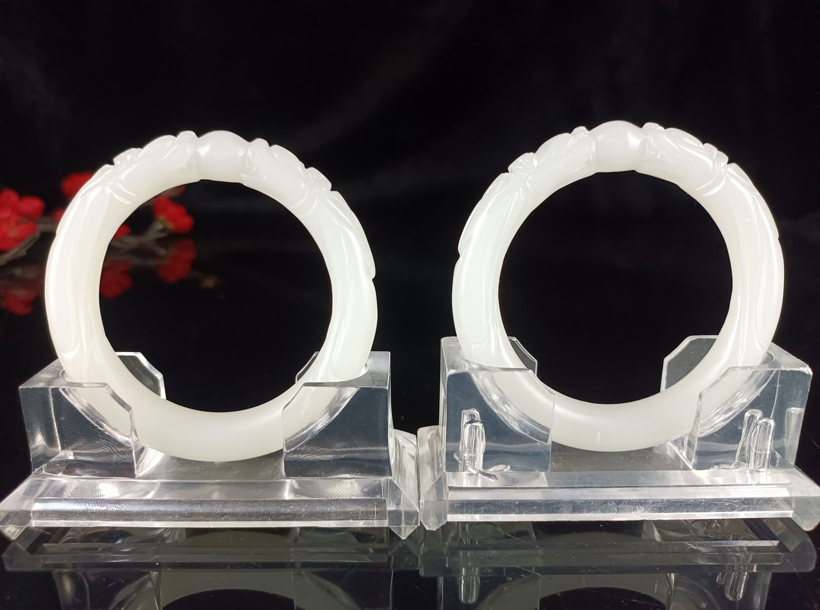 Fine Hetian jade bracelet: This exquisite Hetian jade bracelet is carved with two dragons playing with a pearl. The jade is white, smooth, and delicate, and the carving is exquisite. It measures 58 mm in inner diameter, 12 mm i