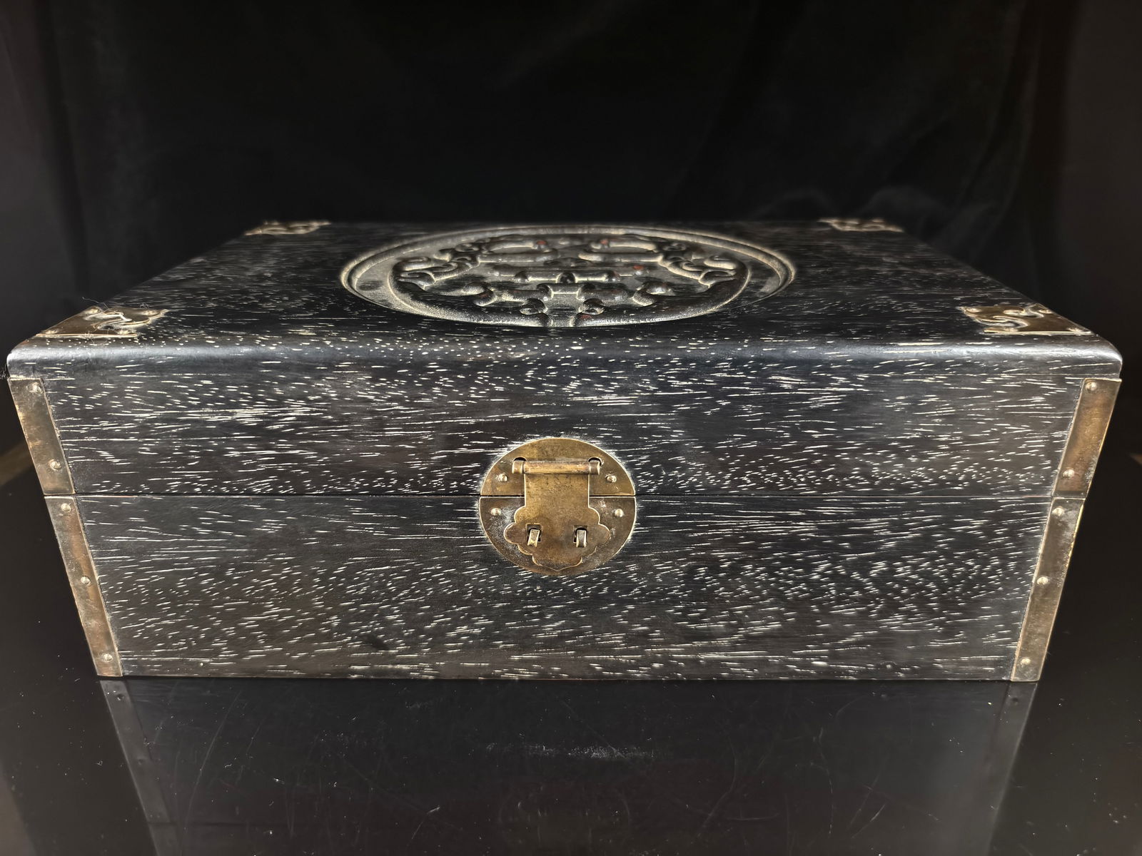 A pair of ancient jade cranes, a rare treasure from the old collection: A pair of antique jade cranes, a rare and exquisite piece from a long-time collection. Perfect for collectors and as a gift. Box dimensions: 33x21x12 cm. Jade crane dimensions: 15x4.8 cm. Weight: 434g