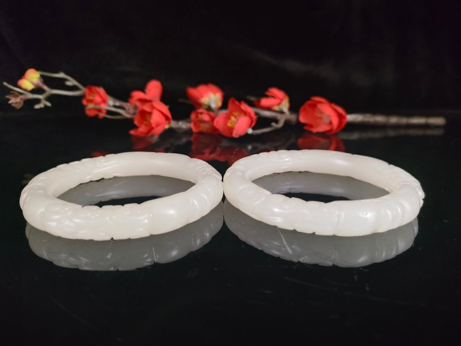 pair of exquisite Hetian jade bracelets: A pair of exquisite Hetian jade bracelets, with warm and lustrous jade quality and beautiful carving. Dimensions: 54/56 mm, weight: 94 g. Provenance:Private collection, Manchester, The United Kingdom.