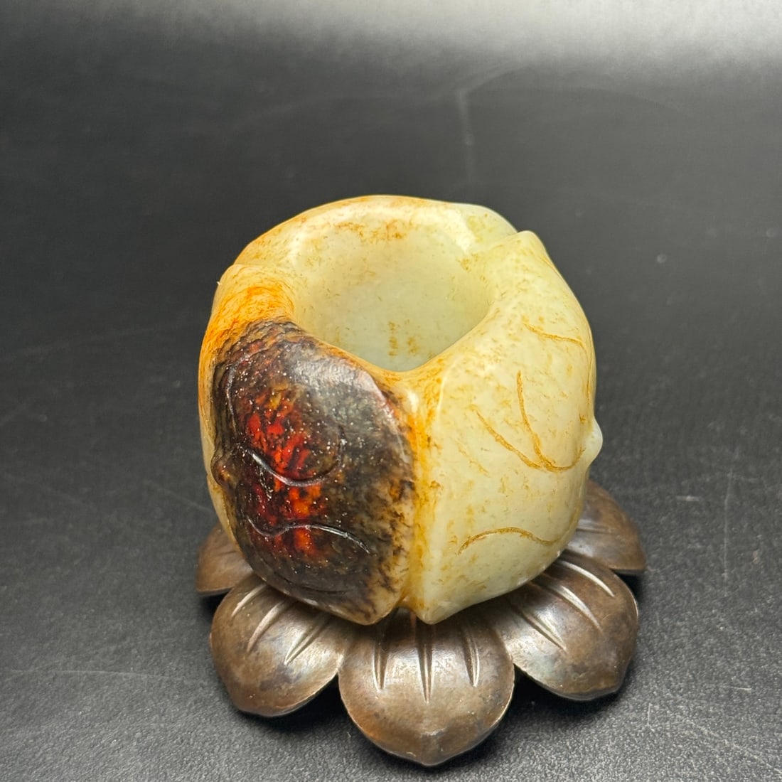 Hetian jade lotus leaf thumb ring (1 of 9)