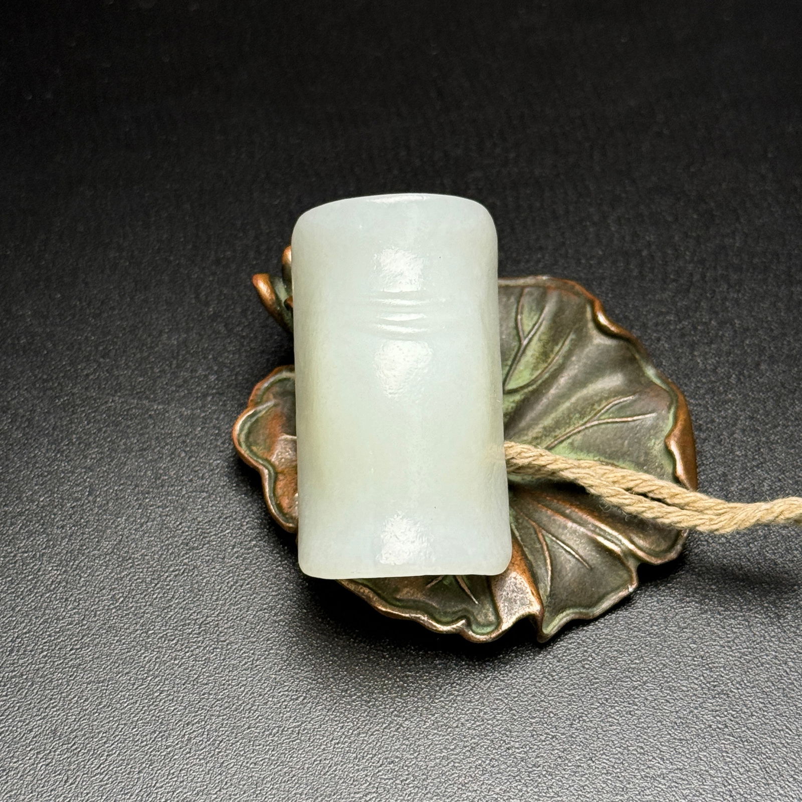 Exquisite Hetian jade tortoise shell: Exquisite Hetian jade tortoise shell. Symbolizing wealth, longevity, and prosperity. The jade is warm and lustrous. Dimensions: 40x23x18mm. Weight: 25g. Provenance:Private collection from a professor