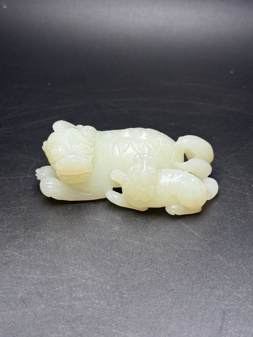 Exquisite Hetian jade lion (1 of 9)