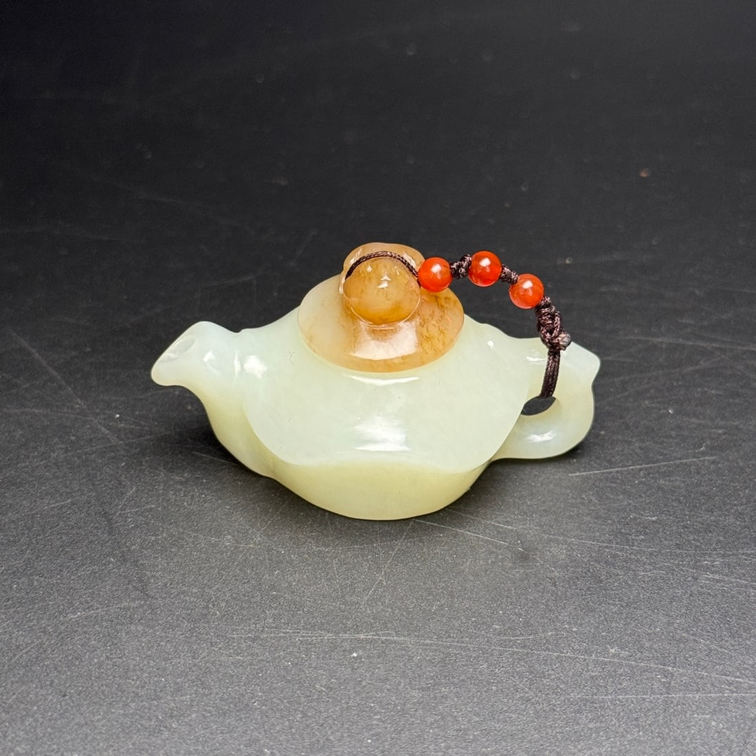 Exquisite Hetian Jade Lotus Leaf Handle Teapot: This exquisite Hetian jade teapot features a lotus leaf handle. As a plant found in nature, the lotus leaf possesses high ornamental value. In traditional culture, the lotus flower and leaf often symb