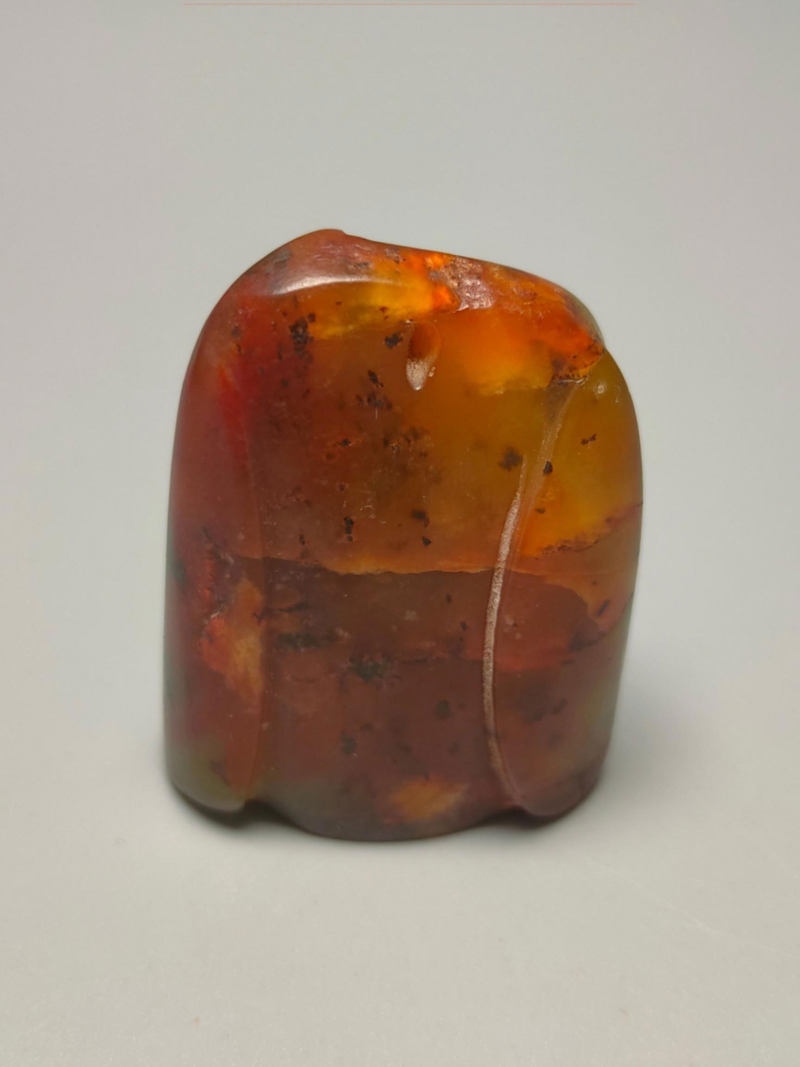 Fine Hetian jade old jade seal: Fine Hetian jade antique seal, dimensions: 3.6 x 2.9 x 5 cm, weight: 60 g Provenance:Private collection from a professor in Newcastle University. Our cooperative logistics services provider expertly h