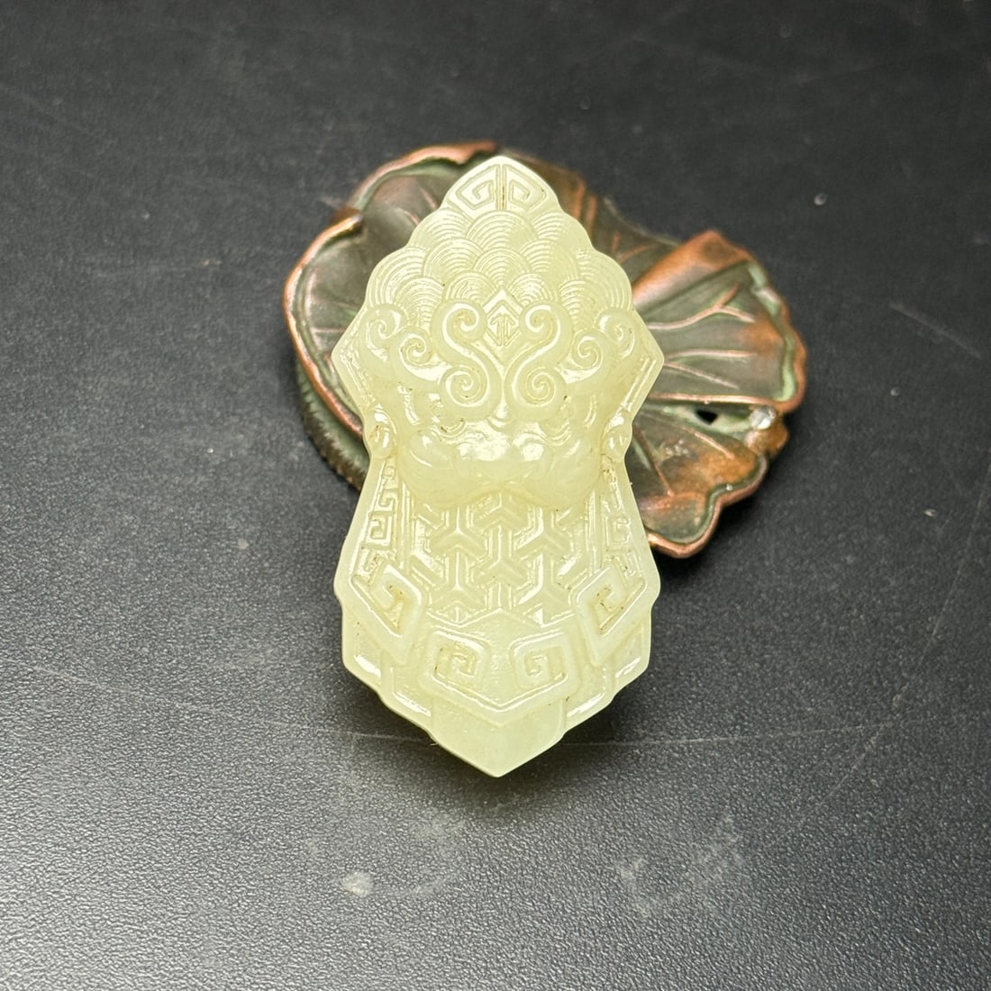 Hetian jade dragon pattern (or auspicious beast pattern) jade plaque: This Hetian jade dragon (or auspicious beast) plaque is shaped like a plaque, carved with auspicious beasts (or simplified dragon patterns), and complemented by traditional auspicious motifs such as m