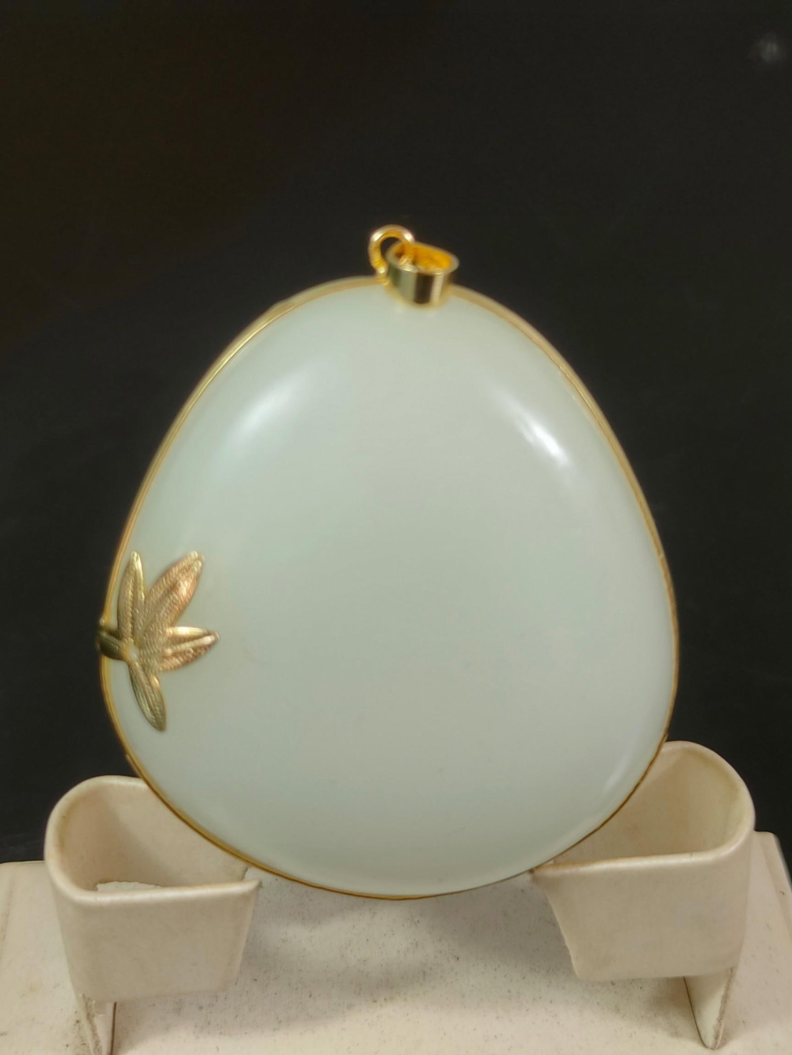 Gold-inlaid jade pendant: Gold-inlaid jade pendant dimensions: 5.4 x 5 x 2.3 cm, weight: 95g Provenance:Private collection from a professor in Newcastle University. Our cooperative logistics services provider expertly handles