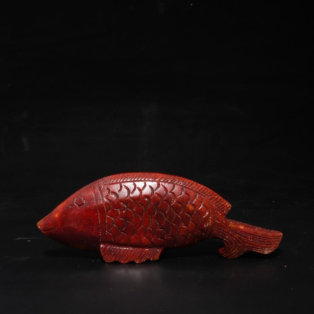Old Collection of Hetian Jade Red Fish-Shaped Ornament: A formerly owned Hetian jade red fish-shaped ornament, 21cm long, 8cm high, and weighing 550g. Provenance:Private collection from a professor in Newcastle University. Our cooperative logistics service