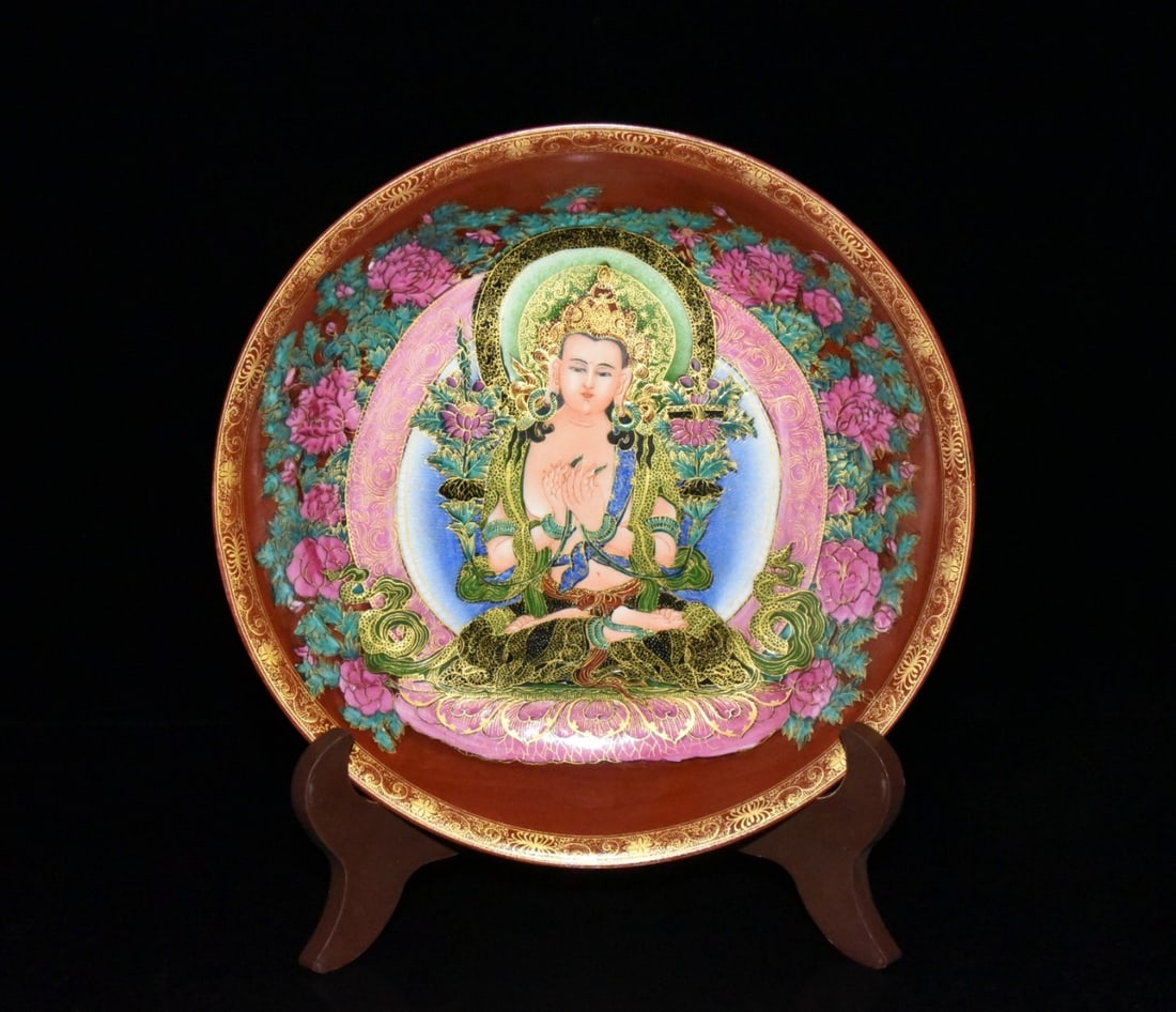 Qing Dynasty Yongzheng Enamel Guanyin Plate: A Qing Dynasty Yongzheng period enamel-painted Guanyin plate, 4.5 x 22 cm Provenance:From an old private collection in Cotswold, United Kingdom.? Our cooperative logistics services provider expertly h