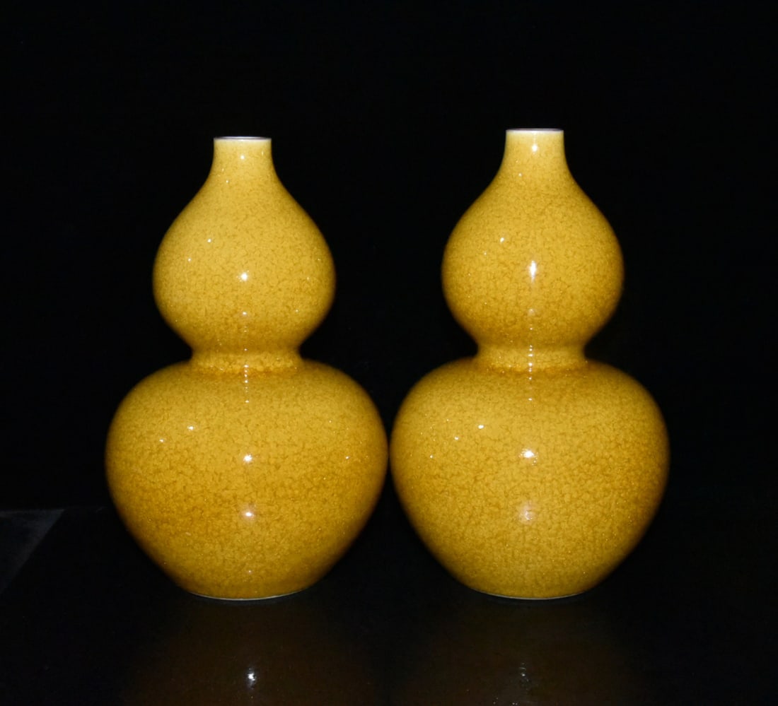 A pair of Qing Dynasty Yongzheng period yellow-glazed crackle gourd-shaped vases (1 of 9)