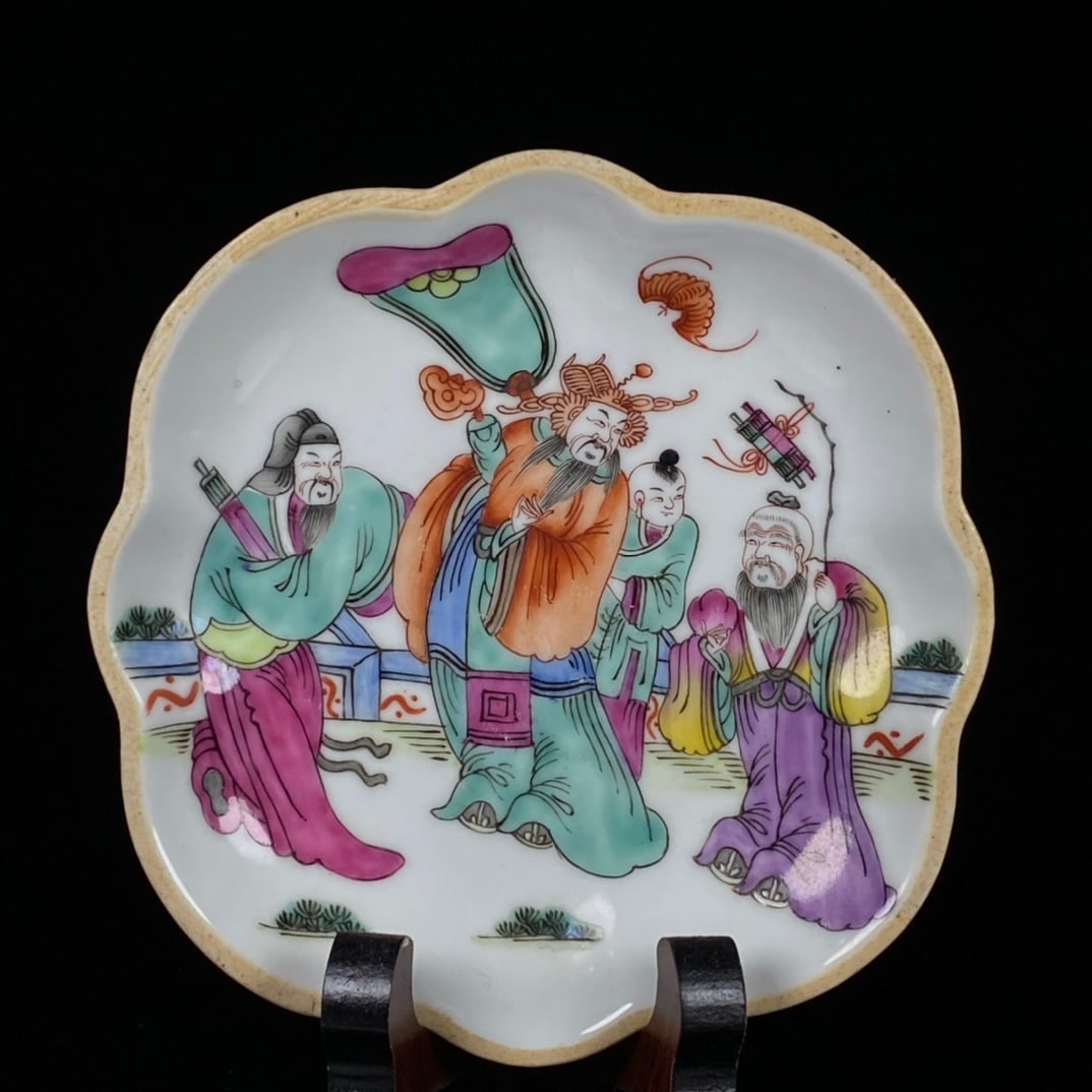Qing Dynasty Daoguang Period Famille Rose Figure Pattern High-Footed Dish: Qing Dynasty, Daoguang period, famille rose figure-decorated high-footed dish, 4 cm high, 13 cm wide Provenance:From an old private collection in Cotswold, United Kingdom.? Our cooperative logistics s