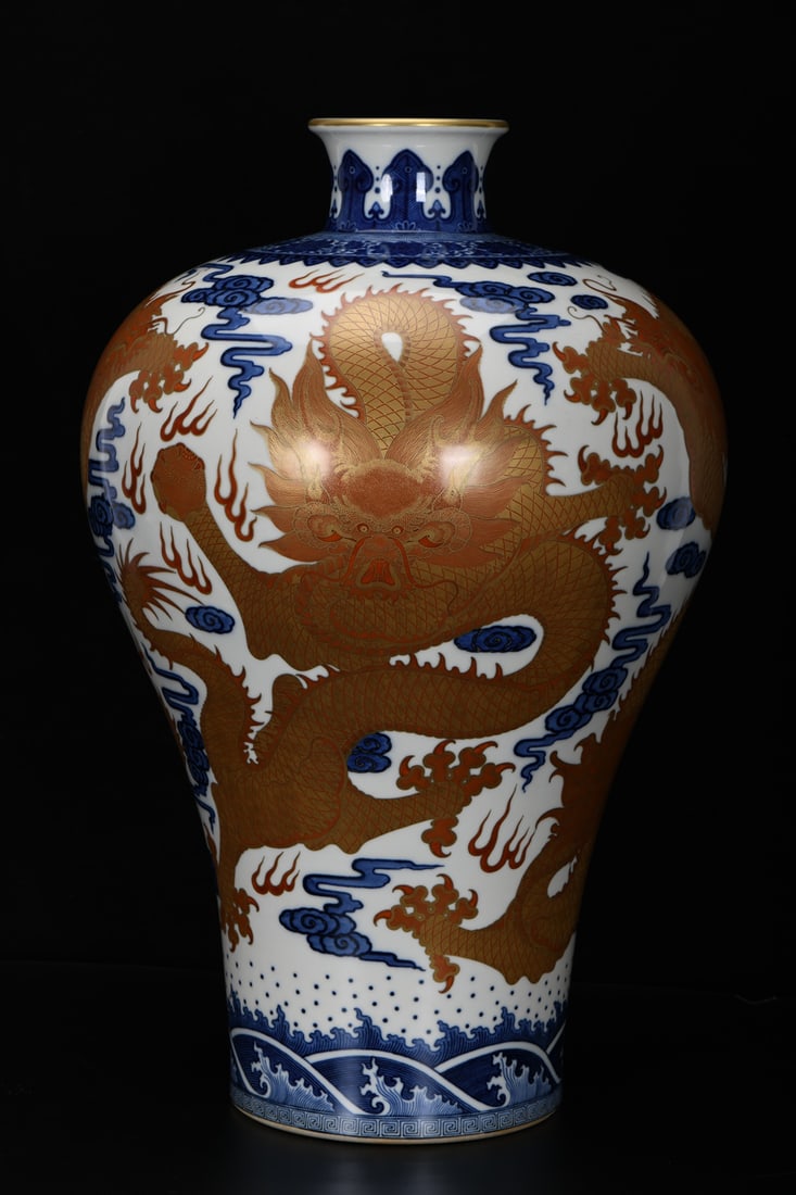Formerly in the Qing Palace Collection, a beautiful blue and white porcelain vase with gilded (1 of 9)