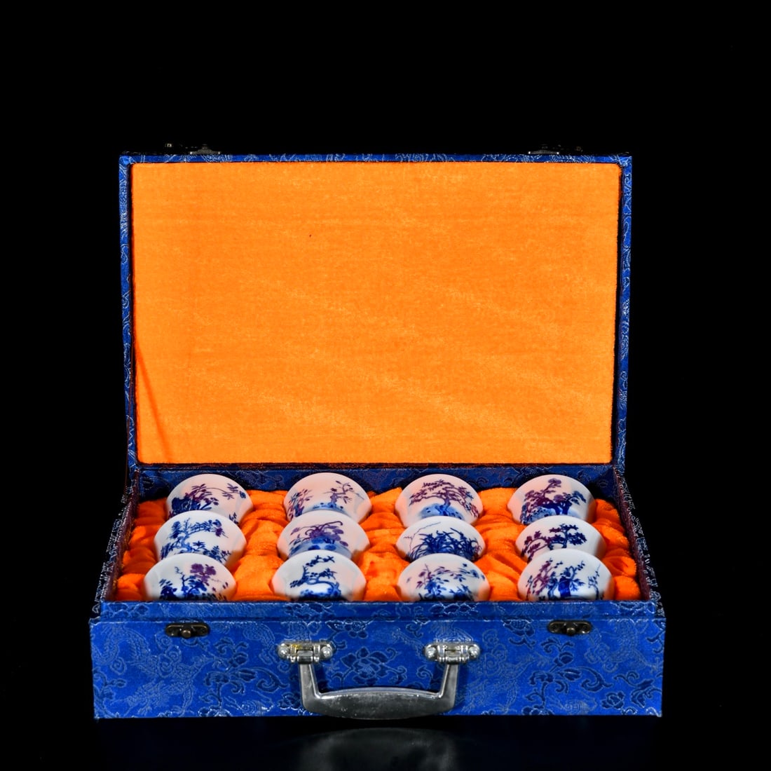 Qing Dynasty Kangxi period blue and white porcelain cup with twelve flower goddess patterns: Qing Dynasty Kangxi period blue and white porcelain cup with twelve flower goddess patterns Provenance:From an old private collection in Cotswold, United Kingdom.? Our cooperative logistics services p