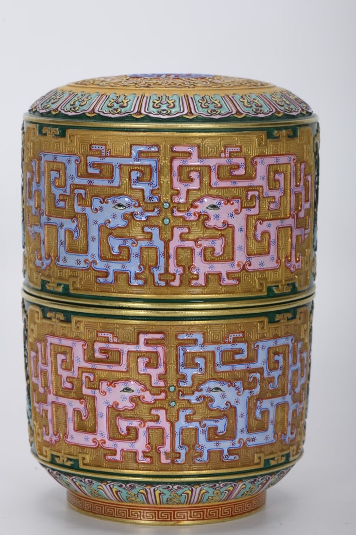 A Qing Dynasty Qianlong period enamel-painted and gilded covered jar: A Qing Dynasty, Qianlong period, enamel-painted and gilded covered jar, 16.2 cm high, 11 cm in mouth diameter, and 7.6 cm in base diameter. Provenance:Private collection from a professor in University