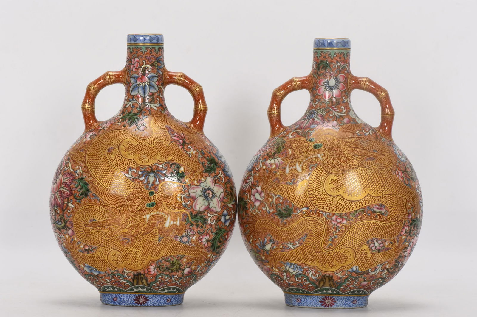 A Qing Dynasty Qianlong period famille rose enamel moon flask with double dragons and gilt (1 of 9)