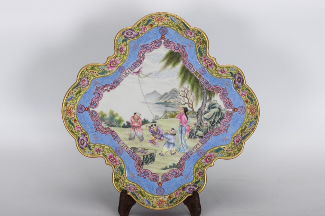 A famille rose enamel plate with figures and begonia design, from the Qianlong period of the Qing: A Qing Dynasty, Qianlong period, enamel-painted dish with figures and begonia design, 3 cm high, 29 cm in diameter at the mouth, and 25.9 cm in diameter at the base. Provenance:A notable private colle