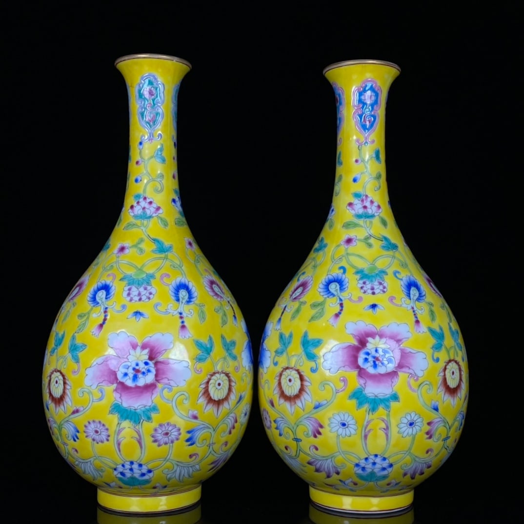 A pair of Qing Dynasty Qianlong period enamel-painted floral-patterned vases (1 of 9)